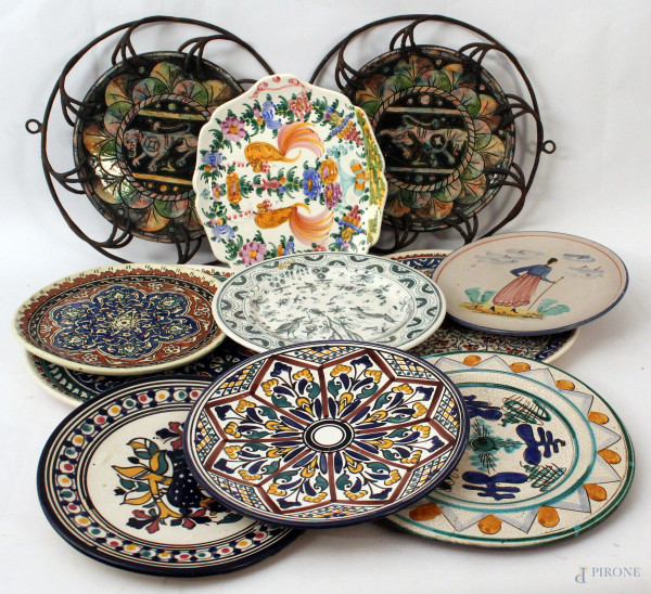 Lotto di undici diversi piatti da muro in porcellana e maiolica