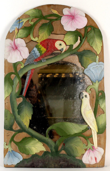 Specchiera in legno scolpito e dipinto con decoro raffigurante papagalli e fiori di ibisco, cm h 60,5x37, XX secolo, (difetti)
