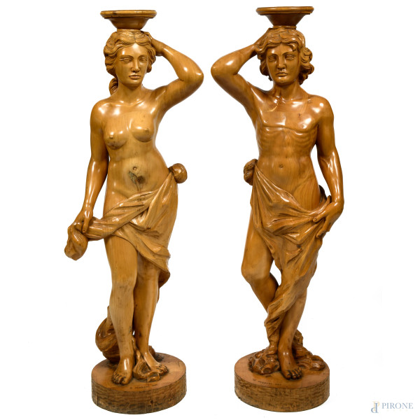 Lotto composto da due sculture in legno raffiguranti Adamo ed Eva, altezza massima cm 131, firmate e datate alla base, (segni di usura, scalfiture, difetti)