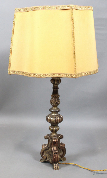 Torciere in legno intagliato e dorato montato a lampada, altezza cm. 42 (senza paralume), XX secolo.