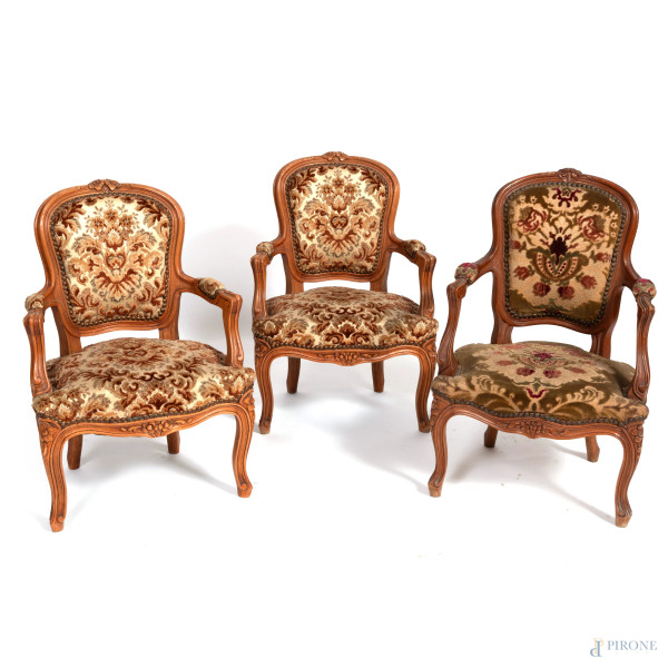 Lotto di tre poltroncine in noce intagliato con schienale e seduta imbottiti e rivestiti in velluto, XX secolo, cm 65x42x34, (segni di usura, scalfiture, difetti)