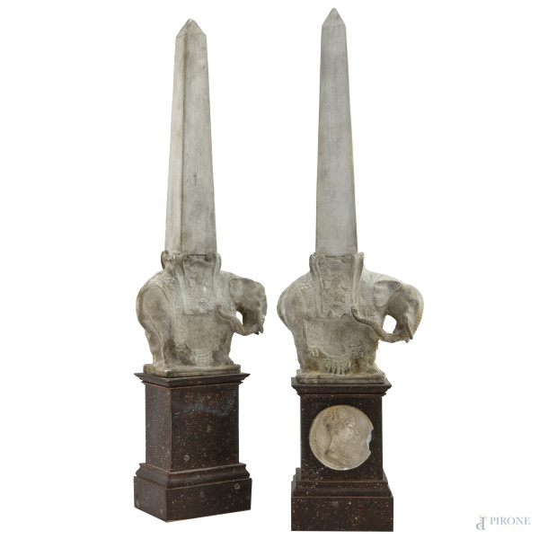 Coppia di obelischi crisoelefantini in stucco e legno a finto marmo con cammei degli imperatori N...