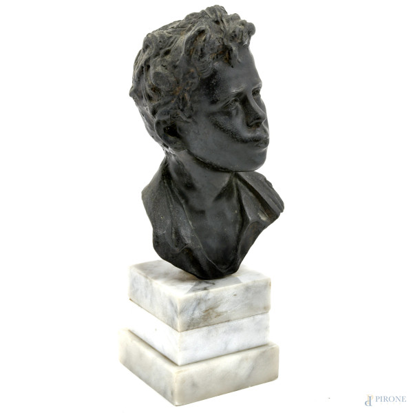 Scultura in bronzo raffigurante fanciullo su base in marmo, firmata "De Martino", altezza cm 32,5