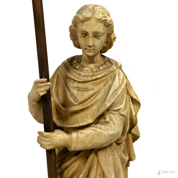 Coppia di angeli in legno e stucco dipinto sorreggenti lampade a 6 luci in bronzo dorato, XX seco...