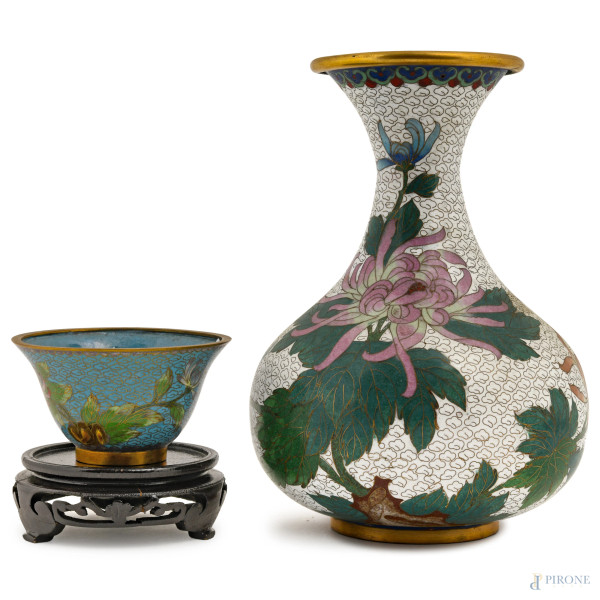 Vaso e ciotola in metallo smaltato a cloisonnè con decori a motivi floreali e farfalle, Cina, XX secolo,  misura massima altezza cm 23