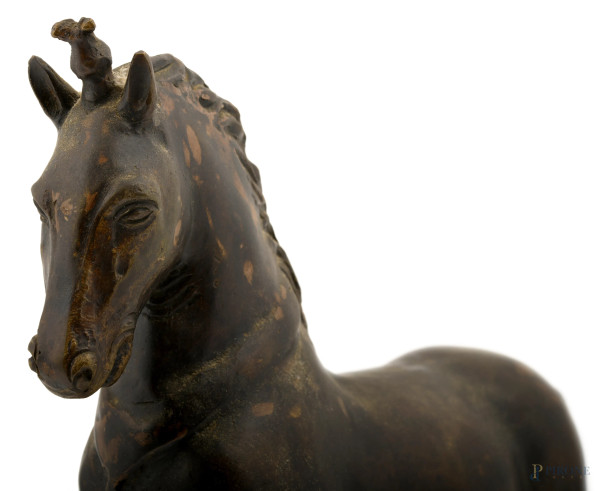 Scultura in bronzo raffigurante cavallo al trotto, XX secolo. Su base in plexiglass, cm 31x5x26x1...