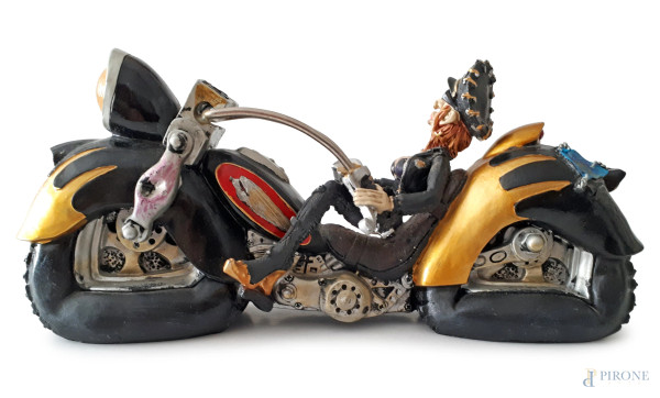 Dark Metal Art, Motociclista su Harley Davidson, resina policroma, cm 13x29