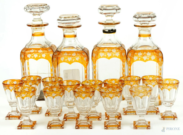 Servizio da liquore in vetro con decori molati color arancio: composto da quattro bottiglie e quattordici bicchierini, (pz.18)