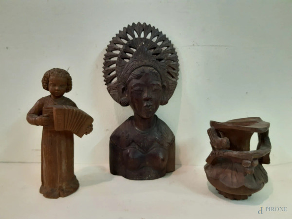 Lotto di tre sculture diverse in legno h 25 cm.