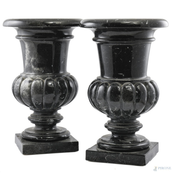 Coppia di vasi a cratere in marmo nero, XX secolo, altezza cm 42, (segni di usura, scalfiture, rotture, mancanze, difetti)