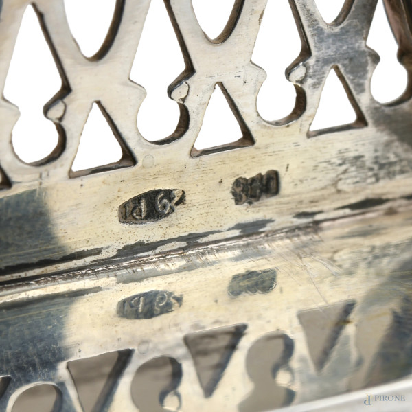 Lotto composto da due vassoi in argento, XX secolo, misure massime cm 26,5x36,5, peso complessivo...