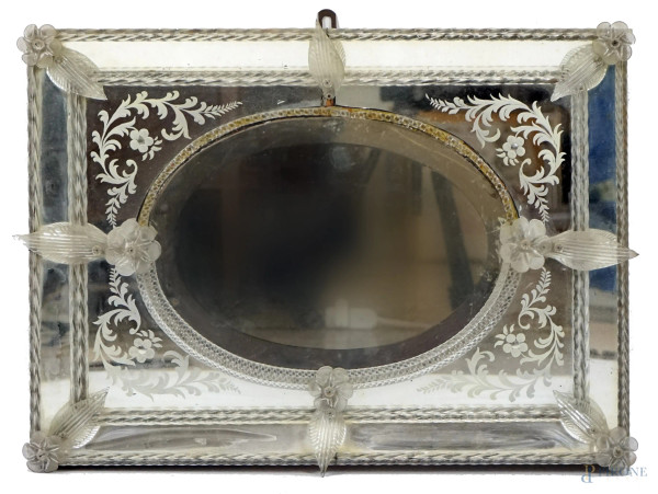 Specchiera di linea rettangolare in vetro di Murano soffiato e molato, XX secolo, decorata da applicazioni floreali e foglie, cm 65x47