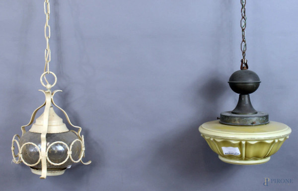 Lotto composto da due lampade d&#39;androne in materiali diversi, altezza max. 30 cm.