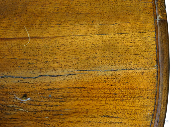 Tavolo a biscotto in noce, XIX secolo, con piano sagomato poggiante su due gambe a balaustro riun...