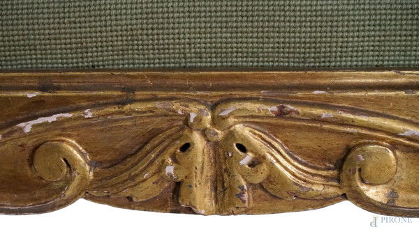 Panchetta in legno dorato con profili scolpiti e rocailles e motivi fogliati, quattro gambe lieve...