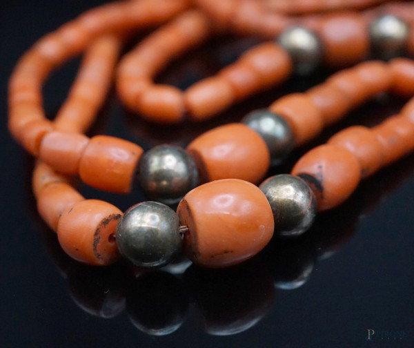 Collana in corallo a barilotti, gr. 125, (difetti)