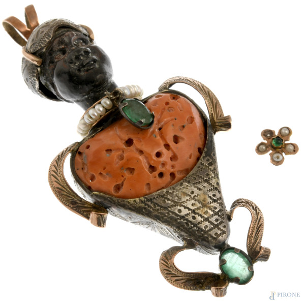 Pendente a guisa di moretto in oro 9 kt, argento, corallo, perle e smeraldi, cm 8, peso lordo 26