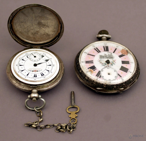 Lotto composto da due orologi da tasca in argento, diametro massimo 6 cm, (da revisionare).