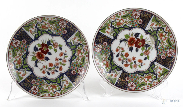 Coppia di piatti in porcellana policroma, con ricco decoro floreale, diametro cm. 20,5, arte orientale, XX secolo.