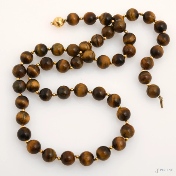Collana con pietre cocchio di tigre e chiusura in oro giallo 18Kt, lunghezza cm 73,5