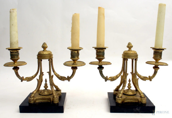 Coppia candelieri a due fiamme in bronzo cesellato, poggiante su basi in marmo h. 19 cm, Francia fine XIX sec,