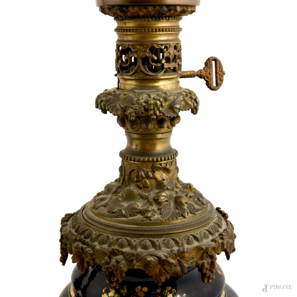Coppia di lampade a olio elettrificate in porcellana blu con decori oro e figure di gentiluomo e ...