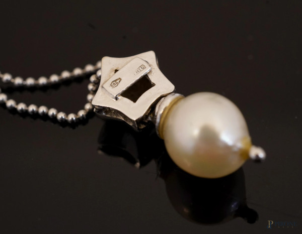 Catenina in oro bianco con ciondolo con perla, lunghezza cm 50, peso gr 4,4