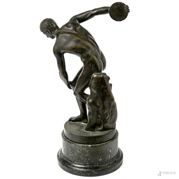Discobolo, bronzo su base in marmo, XIX-XX secolo,altezza cm 48, (difetti)