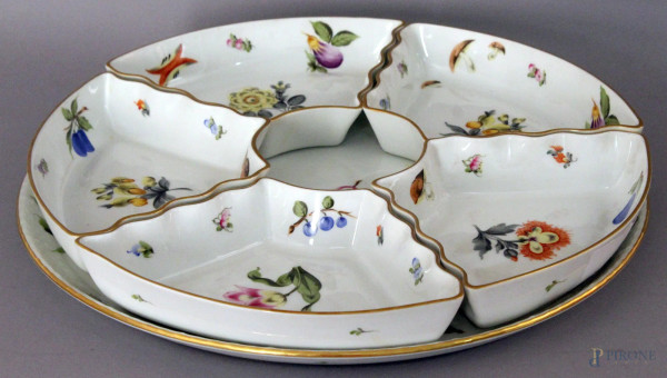 Insalatiera in porcellana Herend a decoro di fiori e ortaggi, composto da un vassoio tondo e cinque vaschette, diametro 37 cm.