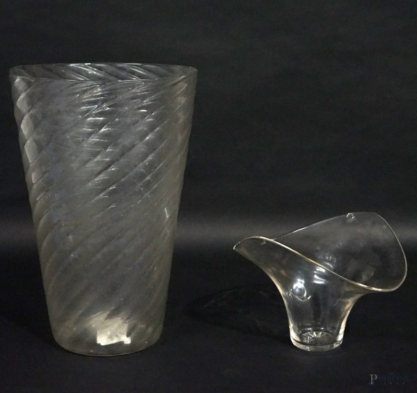 Lotto composto da due vasi in vetro, altezza max cm 28,5, (difetti)