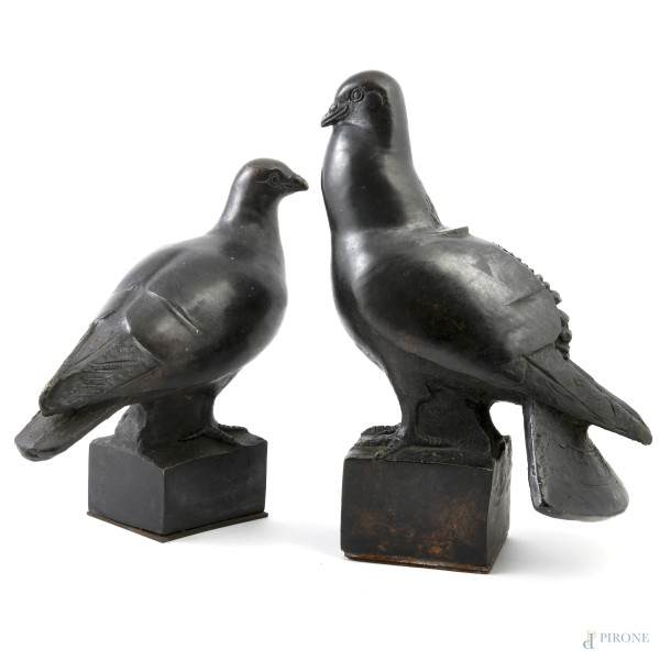 Ennio Tomai, (1896-196919) Coppia di sculture raffiguranti piccioni in bronzo,  firmati alla base, misura massima cm 33,5x17x25 circa, (segni di usura, scalfiture della patina)