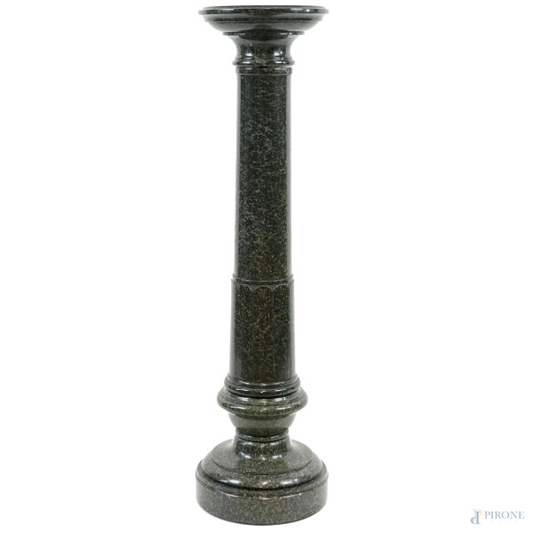 Colonna in marmo verde poggiante su base circolare, XX secolo, cm h 110,5, (lievi difetti)