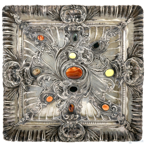 Vassoio centrotavola in argento 800/000 e pietre dure, cm 34x35, peso lordo gr 960, (segni di usura)