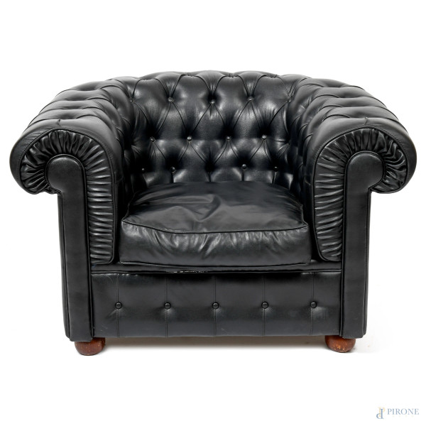 Coppia di poltrone Chesterfield in pelle nera bottonata, XX secolo, cm 70x106x80, (graffi alla pe...