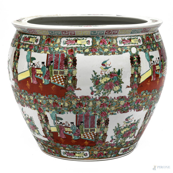 Grande cachepot fioriera in ceramica decorata con scene di genere e motivi floreali. Cina, XX secolo, cm 50x56, (segni di usura, difetti)