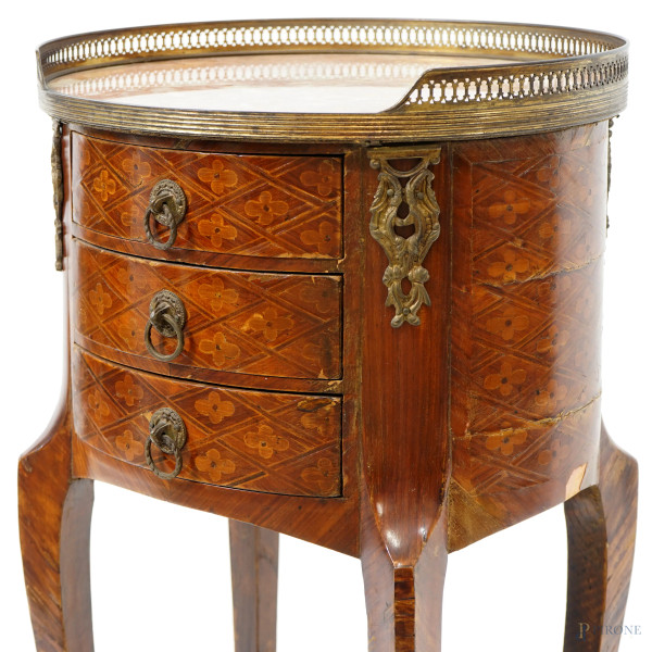 Mobiletto in legno intarsiato, prima metà del XX secolo, con piano in marmo e fronte a tre casset...