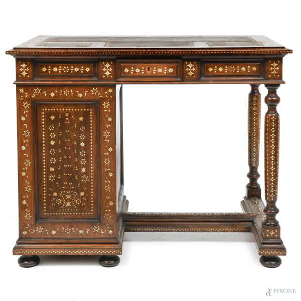 Scrivania in legno impiallacciato con intarsio a motivi geometrico-floreali in varie essenze, pia...