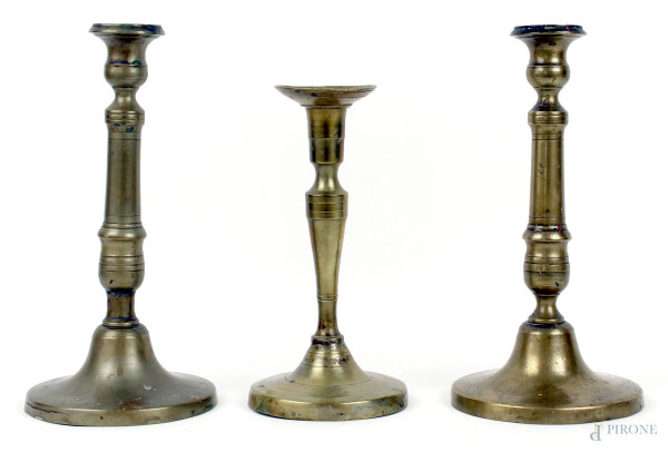 Lotto di tre candelieri in bronzo dorato, XX secolo, alt. max cm 23,5,
