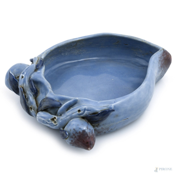 Svuotatasche in porcellana nei toni dell'azzurro con decori vegetali a rilievo, Cina, XX secolo, cm 5x18x13, (segni di usura, difetti)