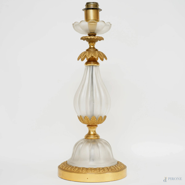 Lampada da tavolo in vetro satinato e metallo dorato,  XX secolo,  cm h 55, (lievi difetti)