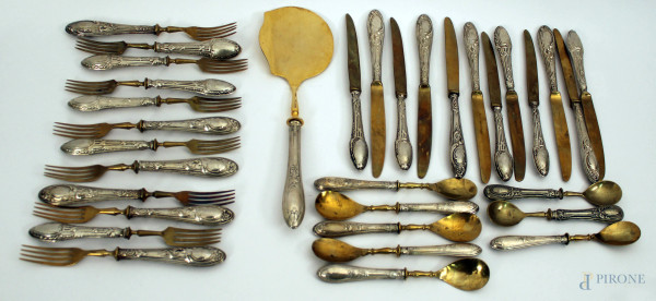 Servizio di posate da dolce primi 900 con manici in argento, composto da dodici forchette, dodici coltelli, otto cucchiaini ed una paletta.