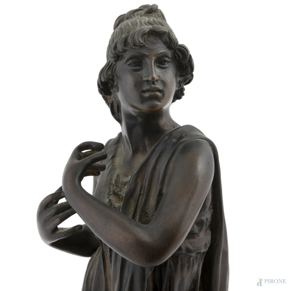 Vestale, XX secolo, scultura in bronzo, altezza cm 43, (segni di usura, mancanze)