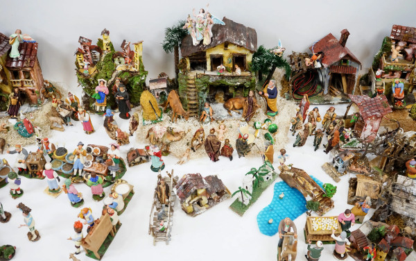 Lotto di vari  gruppi, figure ed architetture da presepe, XX secolo, (difetti, mancanze e rotture)