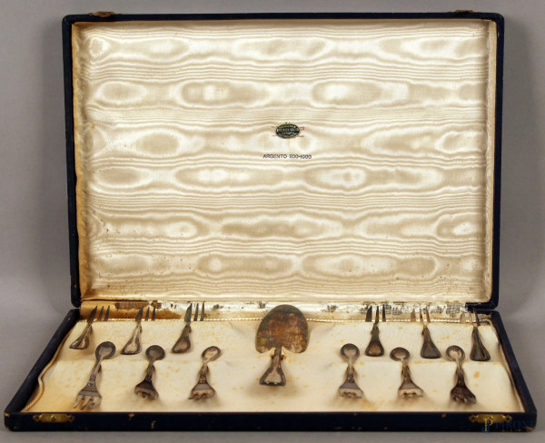 Servizio di posate da dolce in argento composto da dodici forchettine ed una paletta, completo di custodia, gr. 300.