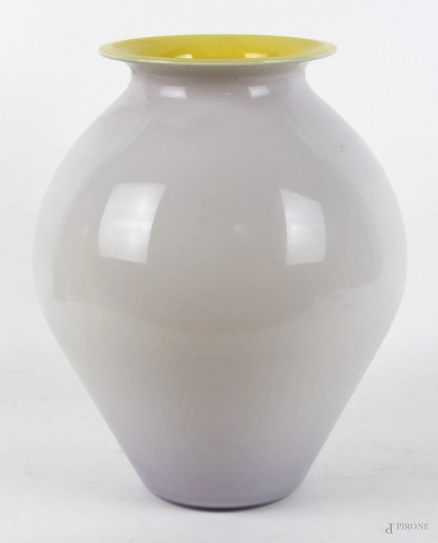 Vaso in vetro color bianco e giallo, cm h 27,5, XX secolo