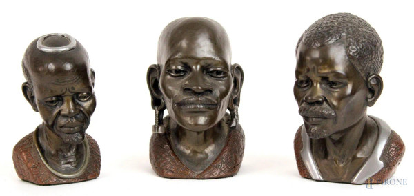 Darare Casper - Lotto di tre multipli in bronzo raffiguranti personaggi africani, altezza max cm 13.