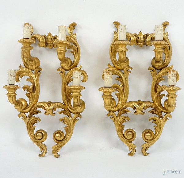 Coppia di appliques a quattro luci in legno dorato e intagliato, cm 45x25, inizi XX secolo, (difetti).