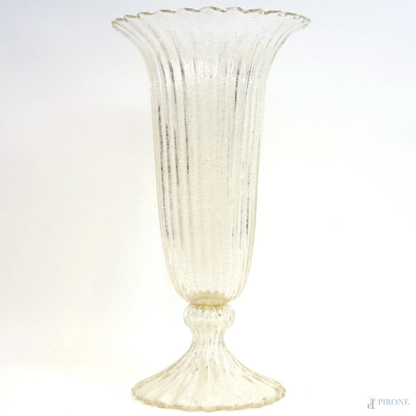 Grande vaso in vetro di Murano trasparente a coste verticali, orlo svasato, lavorazione a bolle ed inclusioni a foglia d'oro, cm h 60x31,5, XX secolo.