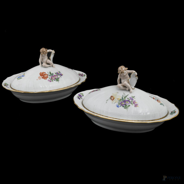 Coppia di legumiere in porcellana Royal Copenaghen a decori floreali con prese a foggia di putto, XX secolo, cm 19x31x24, (segni di usura)