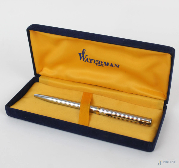 Waterman, penna biro in metallo argentato con finiture dorate, lunghezza cm 14, entro custodia.